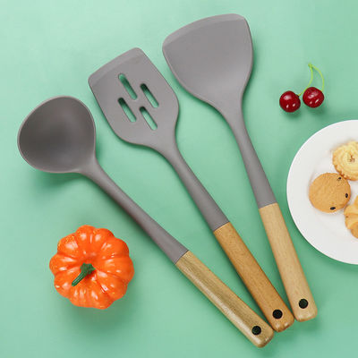 Cucina in silicone Set in tre pezzi Scala resistente al calore Cucchiaio antiaderente Maniglia di legno
