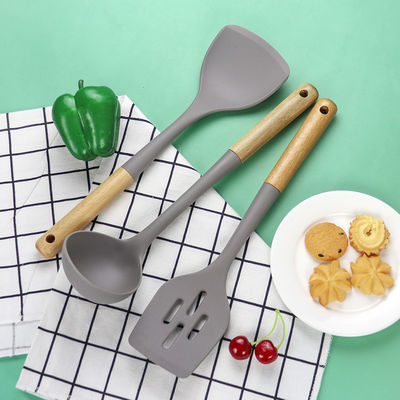 Cucina in silicone Set in tre pezzi Scala resistente al calore Cucchiaio antiaderente Maniglia di legno