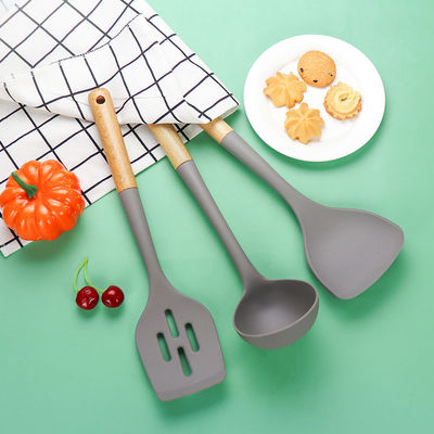 Cucina in silicone Set in tre pezzi Scala resistente al calore Cucchiaio antiaderente Maniglia di legno
