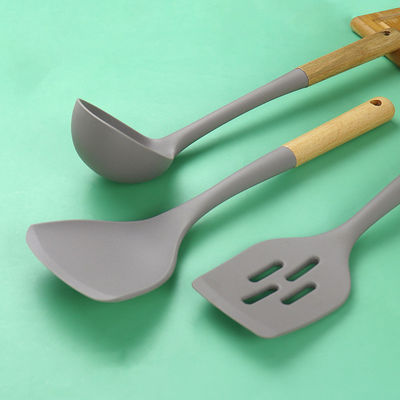 Cucina in silicone Set in tre pezzi Scala resistente al calore Cucchiaio antiaderente Maniglia di legno